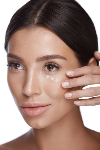 Beauty cosmetica. Mooie vrouw gezicht met Concealer onder ogen — Stockfoto