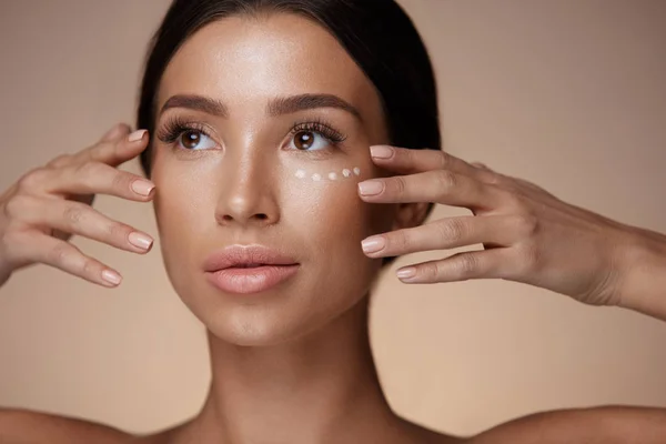 Mujer con suave piel suave y ocultador debajo de los ojos. Cosméticos —  Fotos de Stock