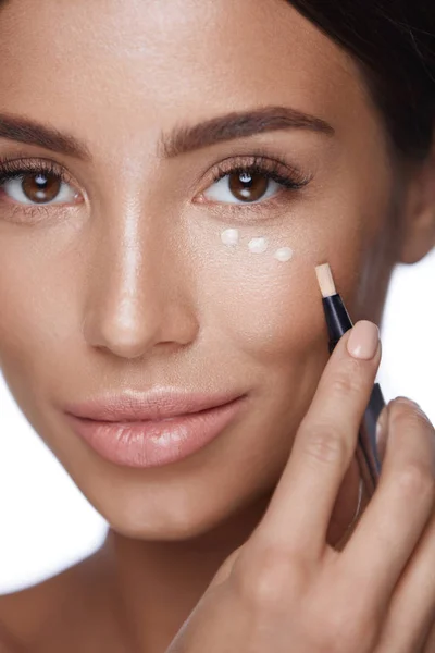 Cosmetics. Vacker kvinna applicera Concealer, gör smink — Stockfoto