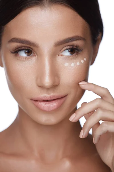 Kvinna skönhet ansikte med Concealer Under ögon och vackra Makeup — Stockfoto