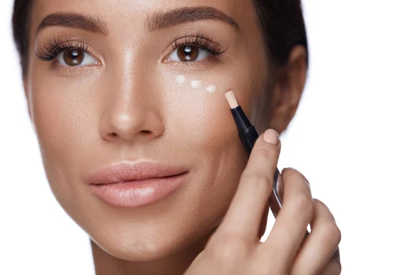 Kozmetik. Güzel kadın gözleri altında deri kapatıcı uygulayarak — Stok fotoğraf