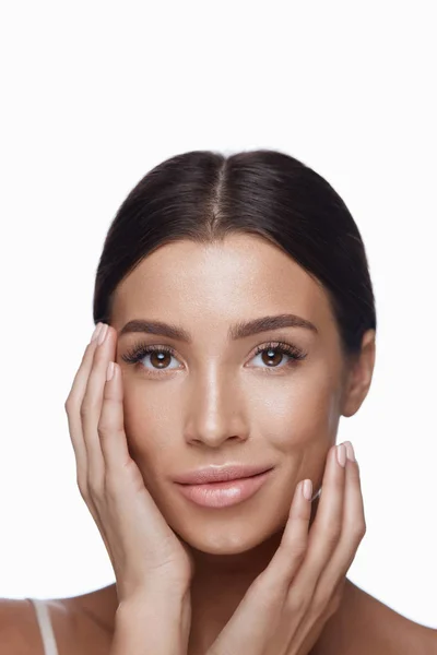 Pielęgnacja skóry. Sexy kobieta z czystej skóry twarzy i makijaż twarzy — Zdjęcie stockowe