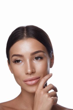 Genç kadın yüzüne dokunmak pürüzsüz yumuşak deri ile. Cilt Bakımı