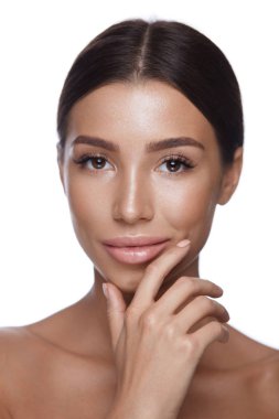 Genç kadın yüzüne dokunmak pürüzsüz yumuşak deri ile. Cilt Bakımı