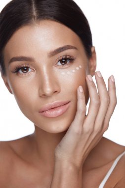 Güzellik kadını yüz makyaj ve düzeltici gözlerinin altında