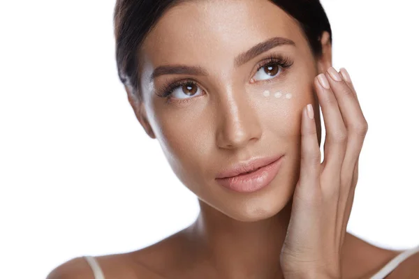 Gyönyörű nő szépség smink termék alkalmazása arcbőrt — Stock Fotó