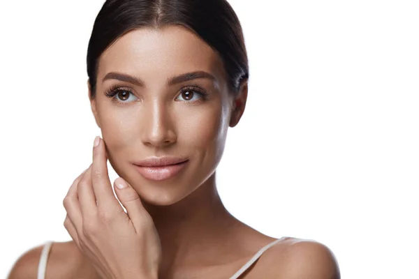 Krásná zdravá žena s profesionální kosmetické dotýká kůže — Stock fotografie