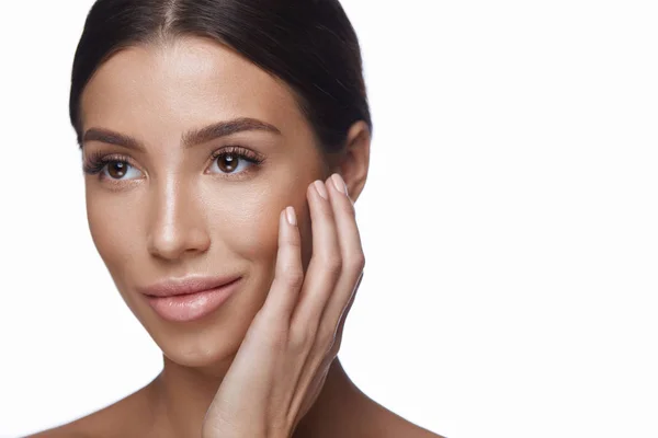 Vackra friska kvinna med professionell Makeup röra hud — Stockfoto