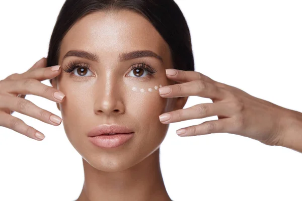 Kvinna med slät mjuk hud och Concealer Under ögonen. Cosmetics — Stockfoto
