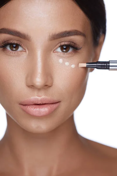 Portret van vrouwelijke Hand Concealer onder ogen toe te passen. Huidverzorging — Stockfoto