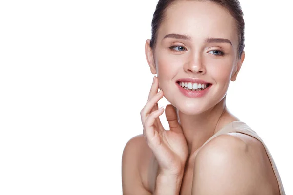 Skønhedskosmetik. Smilende kvinde kærtegner perfekt blød hud - Stock-foto
