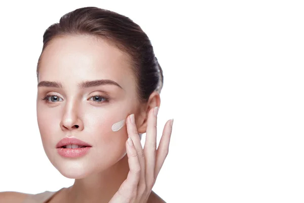 Maquillaje facial. Sexy mujer aplicando la crema de la fundación en la piel —  Fotos de Stock