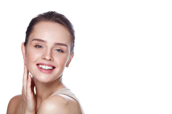 Schönheitskosmetik. schöne lächelnde Frau, die die Haut berührt — Stockfoto