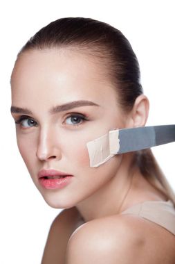 Yeni bir yüz makyaj koyarak Vakfı krema ile güzel kadın