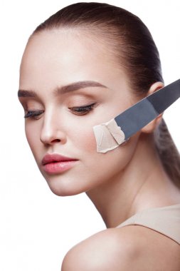 Yeni bir yüz makyaj koyarak Vakfı krema ile güzel kadın