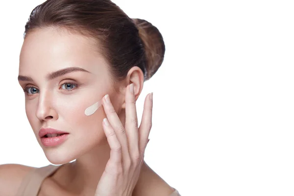 Face Makeup. Sexig kvinna applicera Foundation kräm på huden — Stockfoto