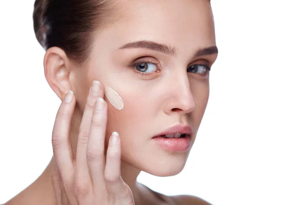 Maquillaje facial. Sexy mujer aplicando la crema de la fundación en la piel —  Fotos de Stock