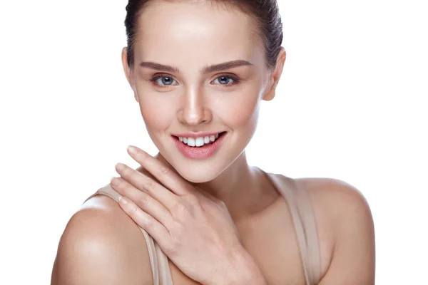 Schönheitskosmetik. lächelnde Frau, die perfekte weiche Haut streichelt — Stockfoto