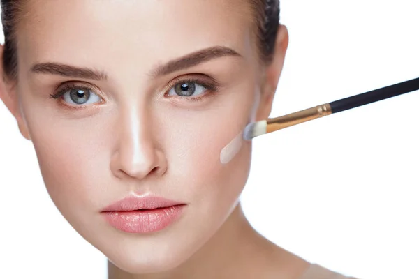 Vrouw schoonheid gezicht make-up. Vrouwelijke toepassen Foundation — Stockfoto