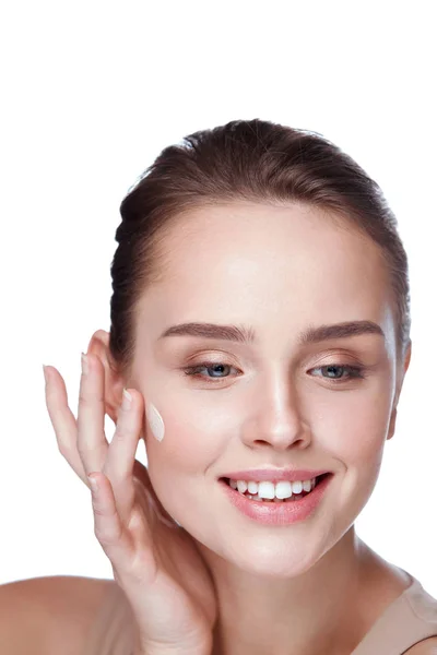 Gyönyörű nő szépség arc bőr krém alap alkalmazása — Stock Fotó