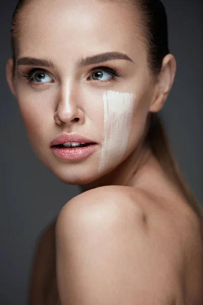 Odcień skóry krem linii na twarz kobiety. Koncepcja Fundacji — Zdjęcie stockowe