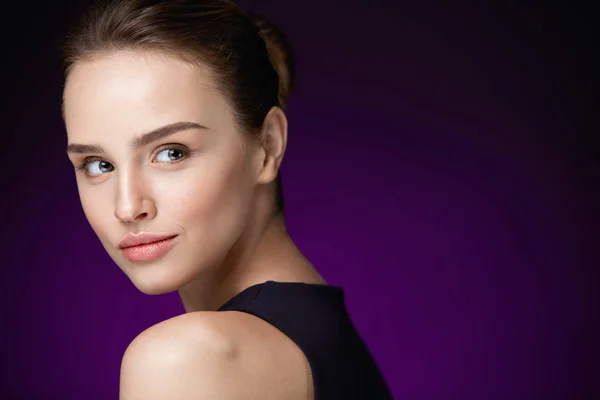 Kvinna skönhet. Flicka med frisk hud och vacker ansikte Makeup — Stockfoto