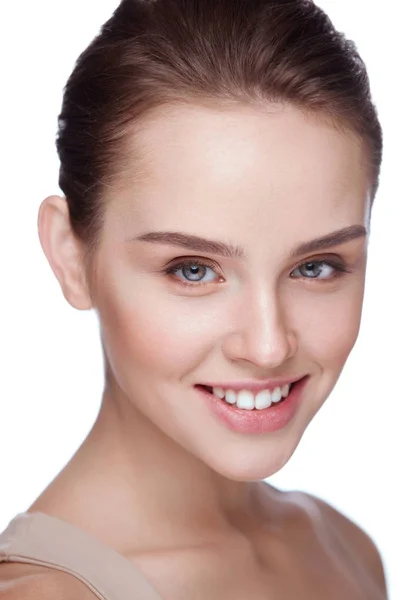 Skönhet ansikte. Attraktiv ung kvinnlig modell på vit bakgrund — Stockfoto