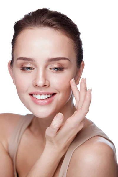 Mujer joven sonriente con maquillaje profesional. Cara de belleza —  Fotos de Stock