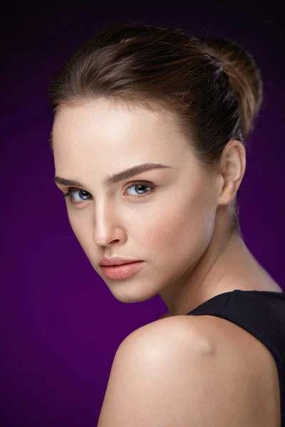 Natürliches Make-up. schöne sexy Frau mit frischer, glatter Haut — Stockfoto