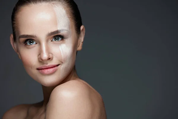 Cosmetics. Sexig kvinna med Cream Mask över ansiktet. Hudvård — Stockfoto