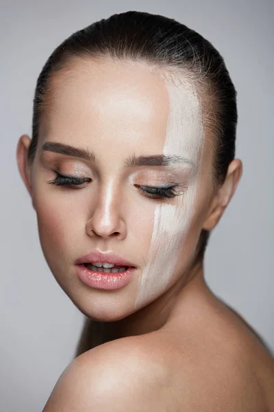 Gezichtscosmetica. Sexy vrouw met verse make-up en gladde huid — Stockfoto
