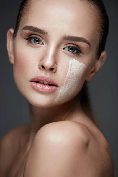 Skin Tone Cream Line Across Female Face (en inglés). Concepto de Fundación —  Fotos de Stock