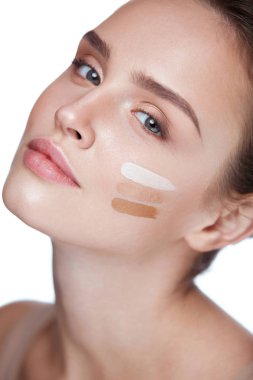 Yumuşak deri ve doğal makyaj seksi kadınla. Vakfı 