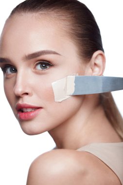 Yeni bir yüz makyaj koyarak Vakfı krema ile güzel kadın