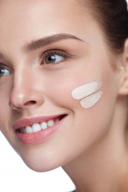 Yüz makyaj. Güzel seksi kadın yüzünde cilt kremi