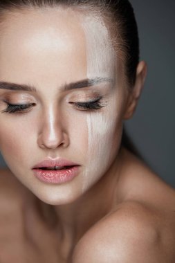 Yüz kozmetik. Taze makyaj ve pürüzsüz bir cilt ile seksi kadın