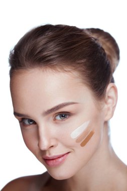 Cilt kremi üç tonları ile genç kadın sesi yüzünde