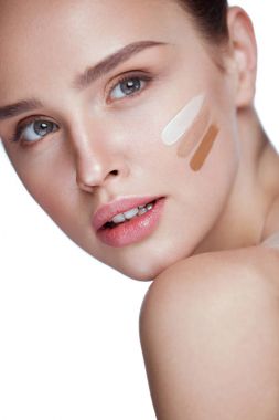 Yumuşak deri ve doğal makyaj seksi kadınla. Vakfı 