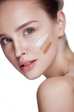 Makyaj. Temel cilt üzerine üç tür olan kadın