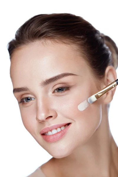 Beauty. Beautiful Woman Applying Foundation With Cosmetic Brush — Stock Photo, Image