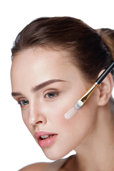 Vrouw schoonheid gezicht make-up. Vrouwelijke toepassen Foundation — Stockfoto