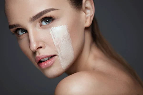 Attraente giovane donna con striscia di fondazione sul viso — Foto Stock