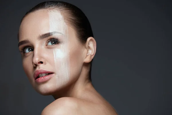 Obličeje make-up. Sexy žena s Krémová maska na pleť obličeje — Stock fotografie