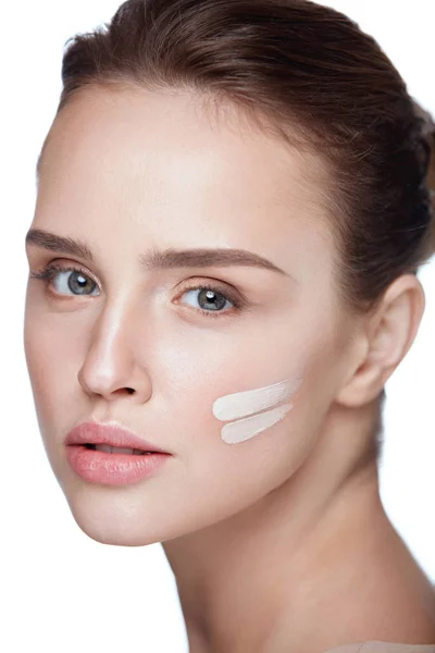 Hautpflege. sexy Mädchen mit Foundation oder kosmetischer Creme im Gesicht — Stockfoto