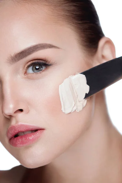 Hermosa mujer con maquillaje facial fresco Putting Foundation Cream — Foto de Stock