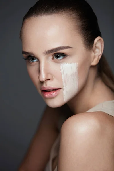 Attrayant jeune femme avec bande de fond de teint sur le visage — Photo