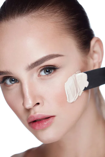 Schöne Frau mit frischem Gesicht Make-up Putting Foundation Creme — Stockfoto