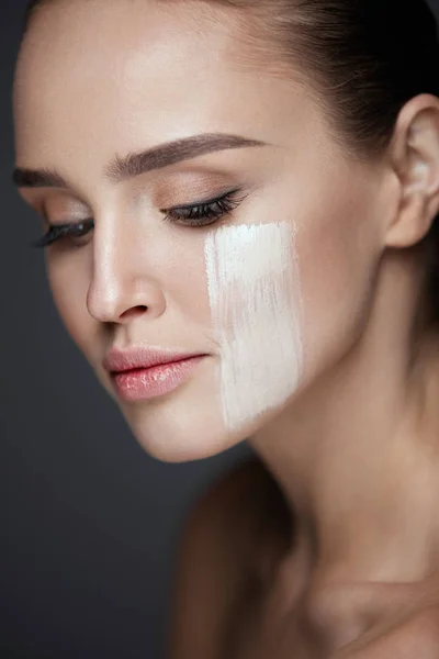 Kosmetyki twarzy. Sexy kobieta z świeży makijaż i gładką skórę — Zdjęcie stockowe