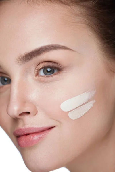 Gesichtsmaske. Hautcreme auf dem schönen sexy Frauengesicht — Stockfoto