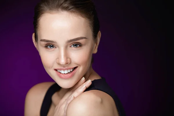 Frau Schönheit Gesicht. schöne lächelnde Mädchen mit Beauty Make-up — Stockfoto